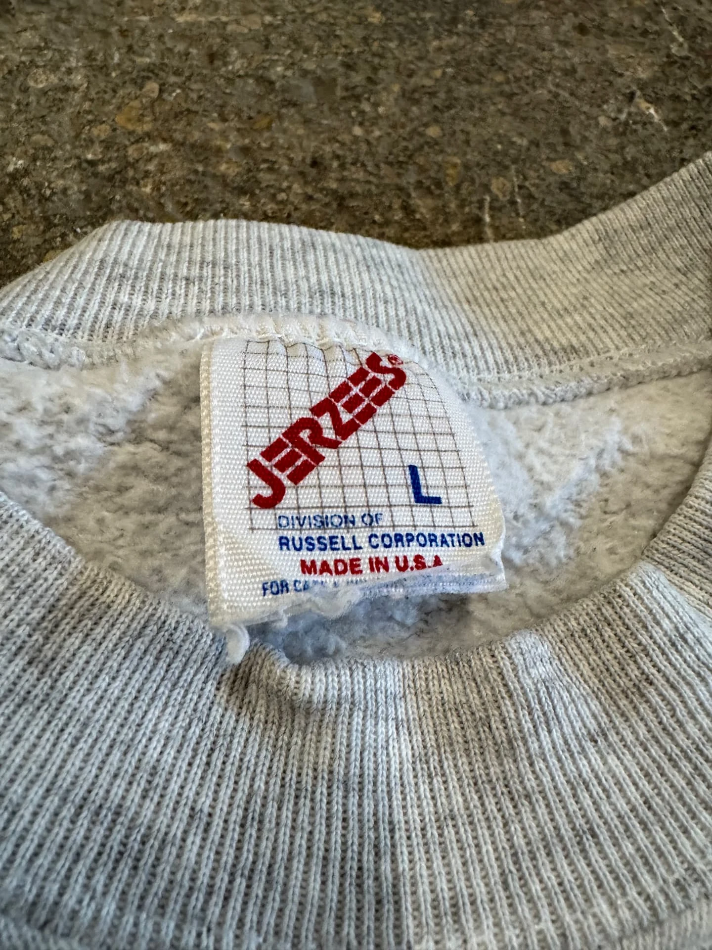 Étiquette Jerzees Made in U.S.A. et col d’un sweat vintage