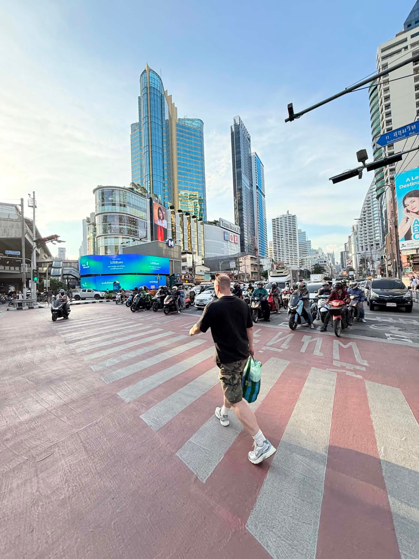 Silhouette en t-shirt noir et short camouflage dans la ville