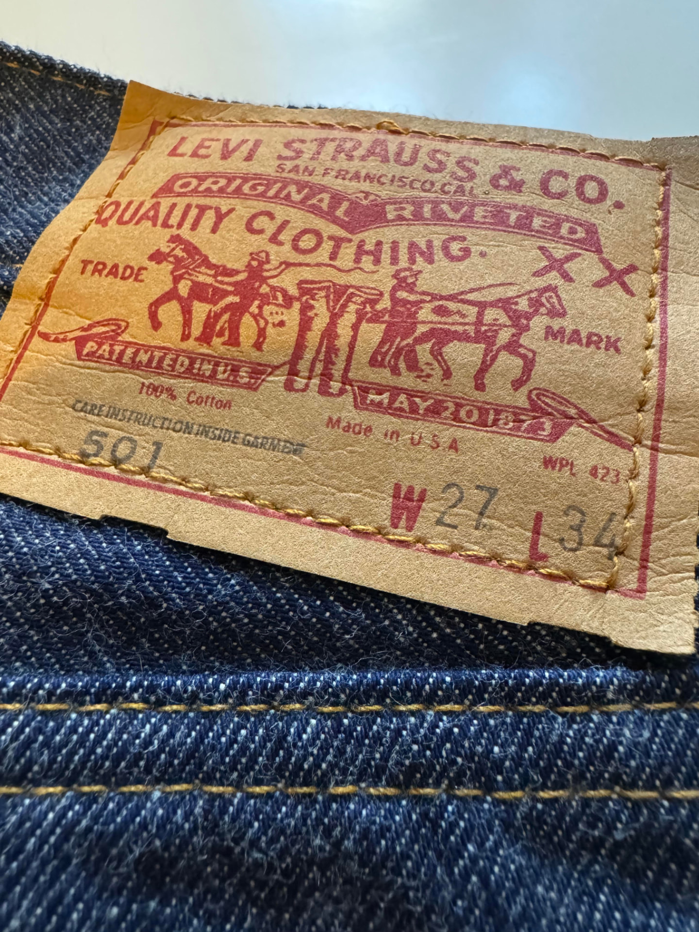 Étiquette en cuir d'un jean Levi's 501 vintage avec la mention Made in U.S.A.