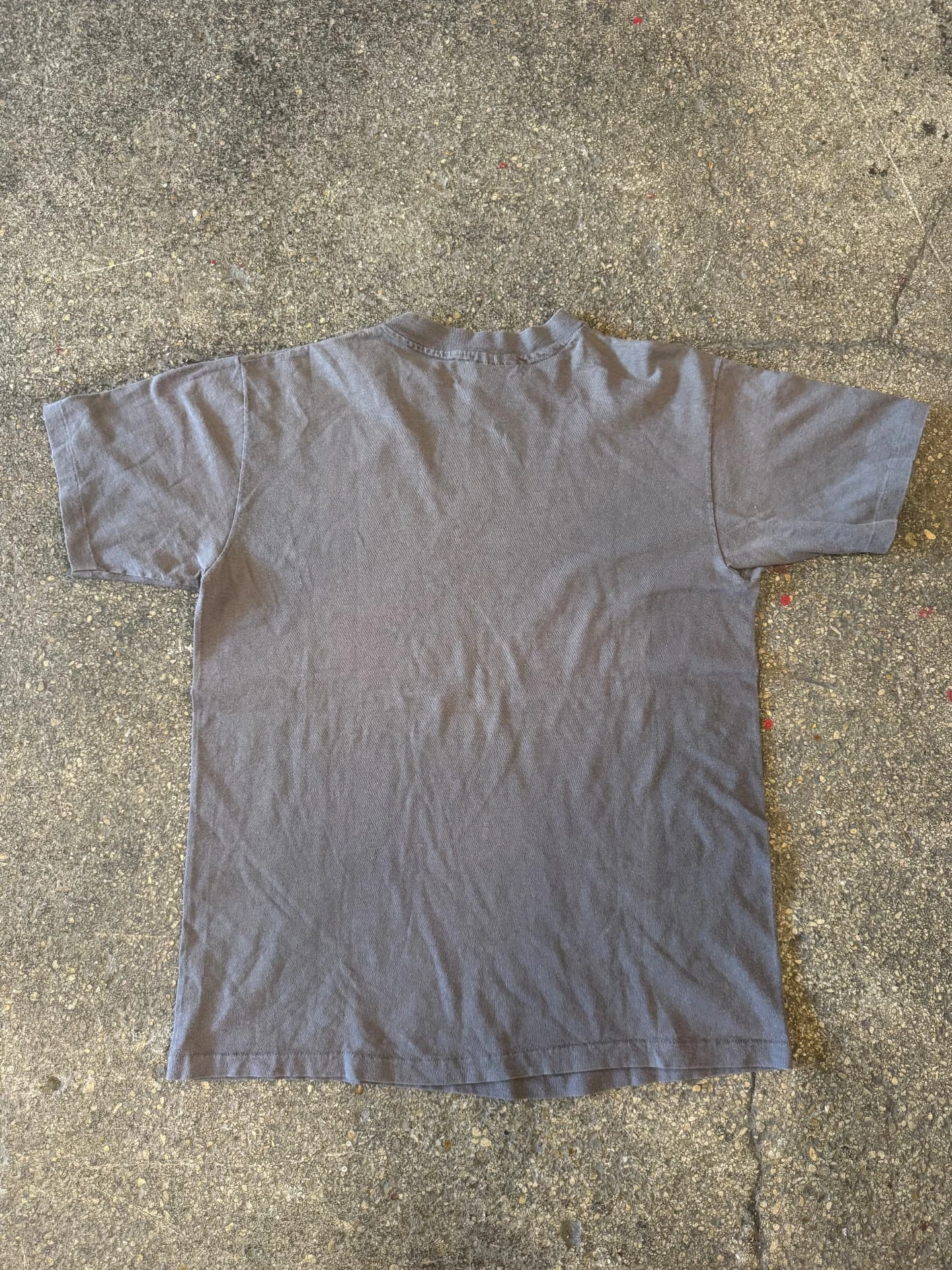 Dos d’un t-shirt gris vintage à la teinte patinée