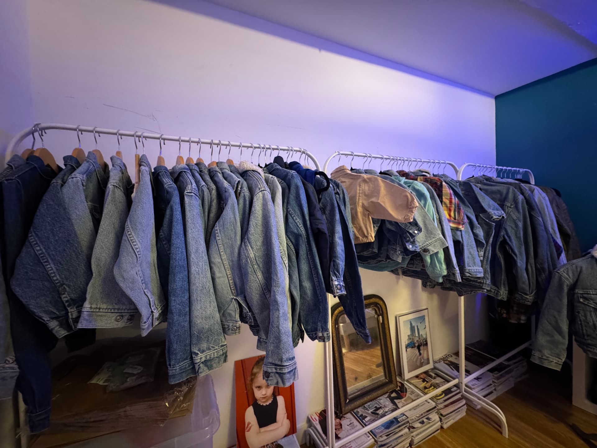 Les portants Tribu Vintage remplis de vestes en denim