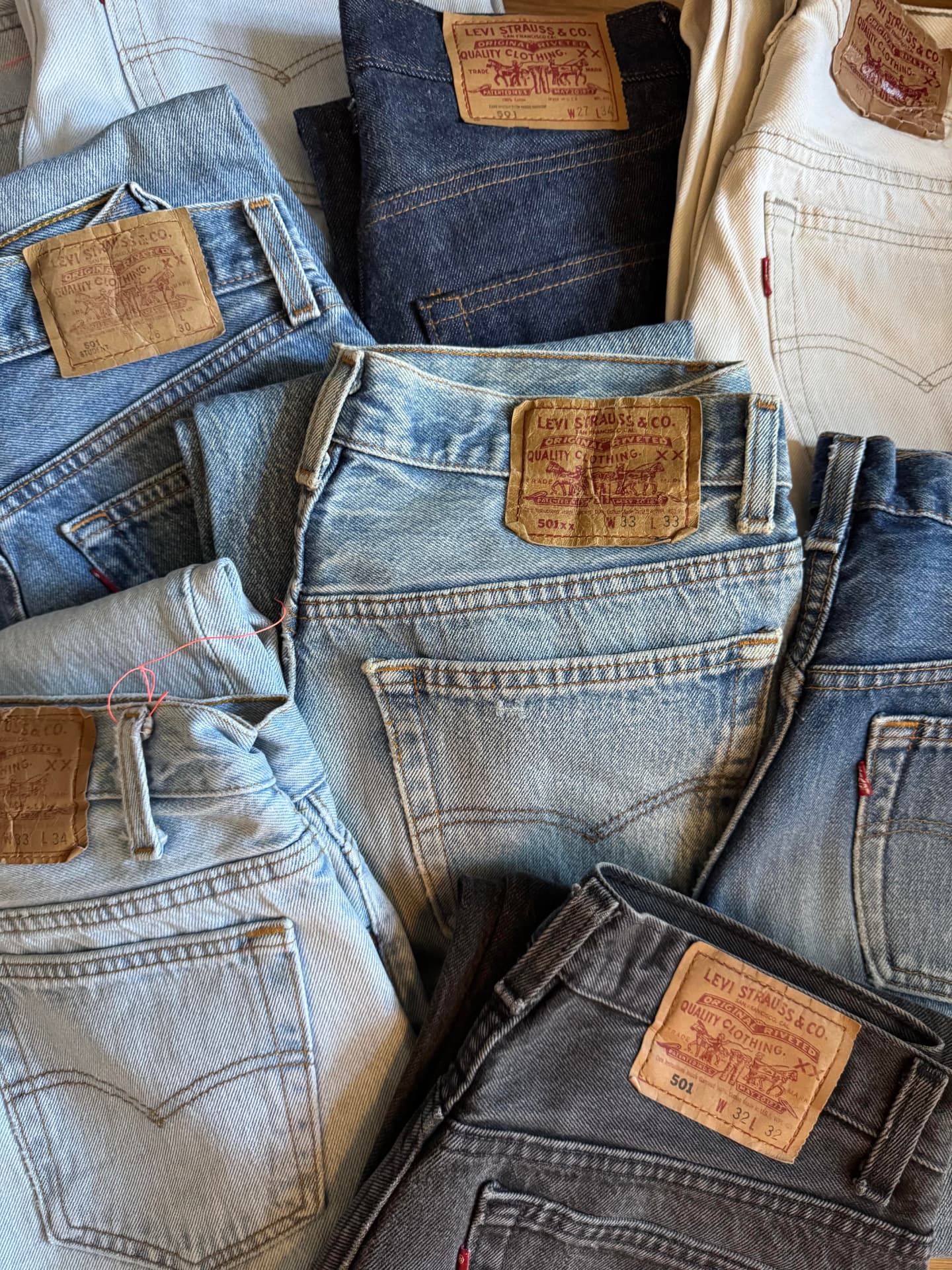 Jeans Levi’s 501 vintage aux délavages variés et étiquettes patinées