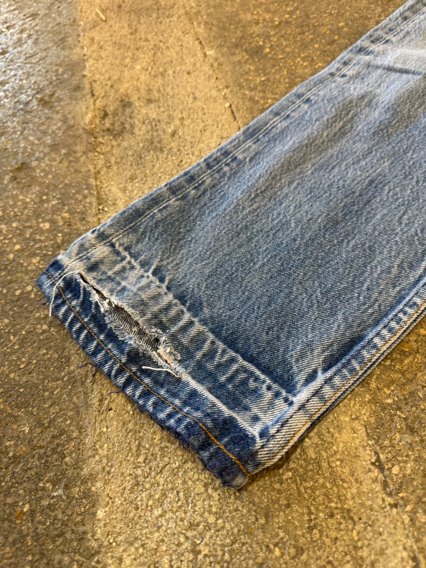 Ourlet de jean vintage effiloché et denim délavé