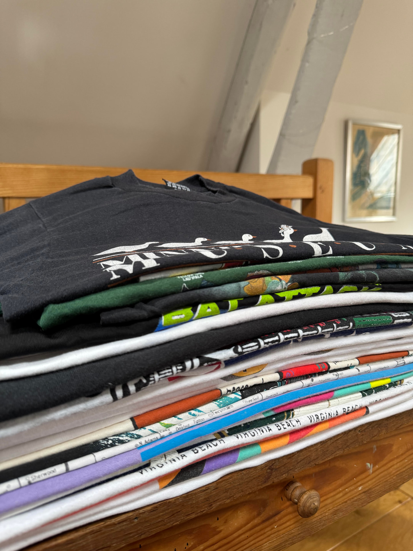 Pile de t-shirts graphiques vintage américains pliés