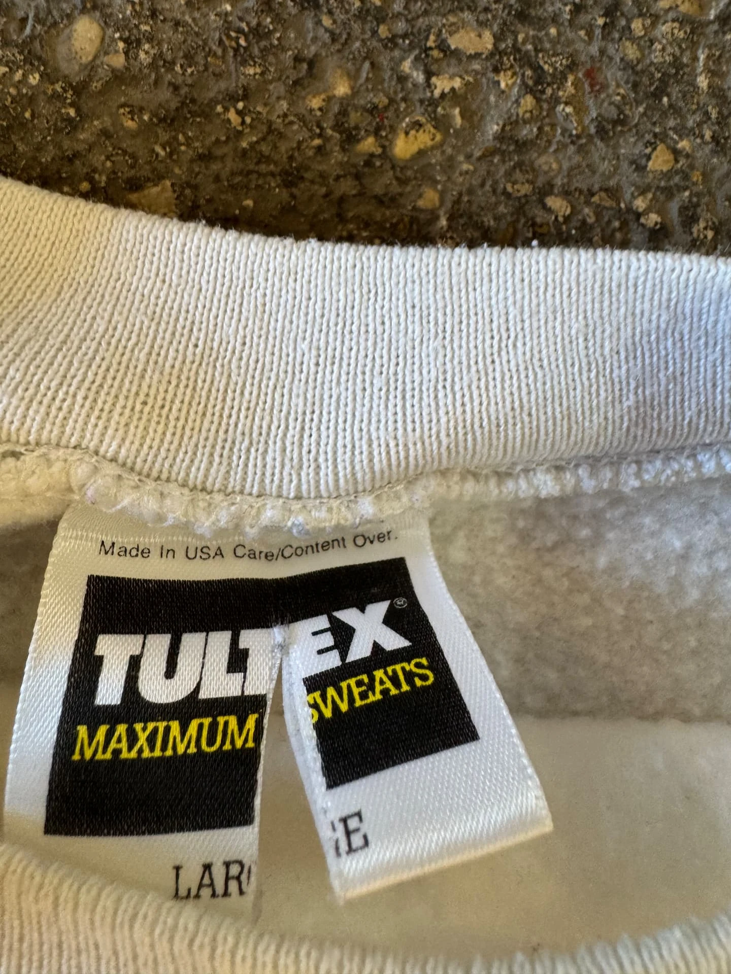 Étiquette Tultex Maximum Sweats Made in USA, fendue au centre