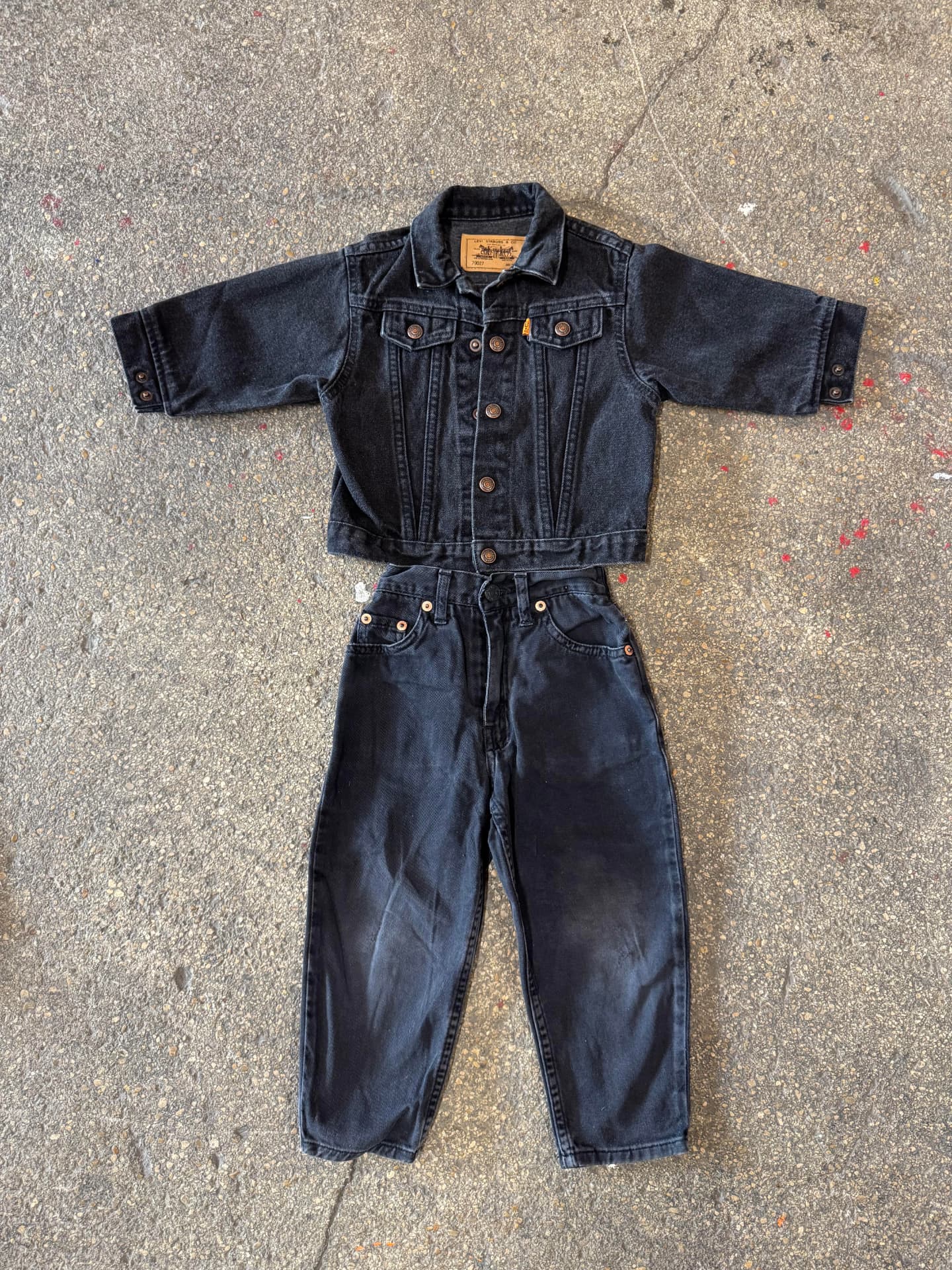 Ensemble enfant en denim noir : veste en jean et pantalon Levi's vintage